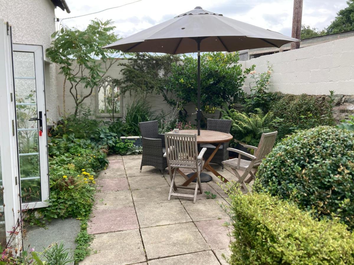 Bryntirion Farmhouse Apartment With Hot Tub Llanfair Caereinion ภายนอก รูปภาพ