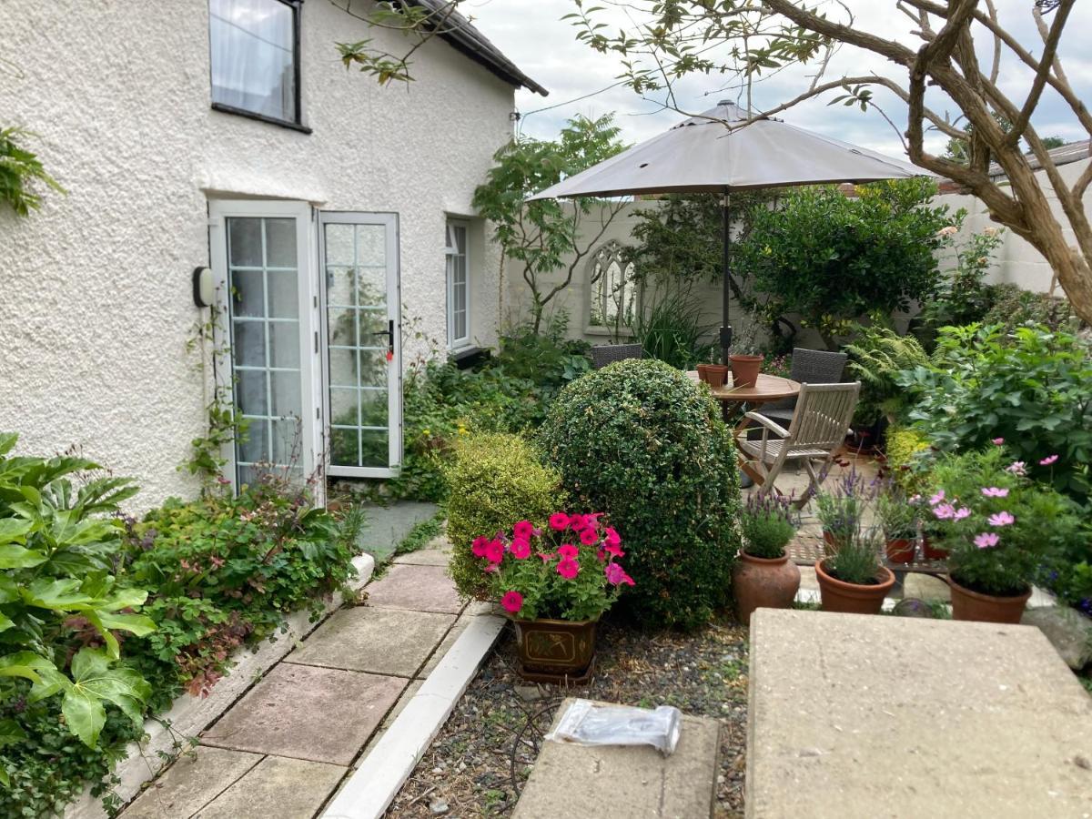 Bryntirion Farmhouse Apartment With Hot Tub Llanfair Caereinion ภายนอก รูปภาพ