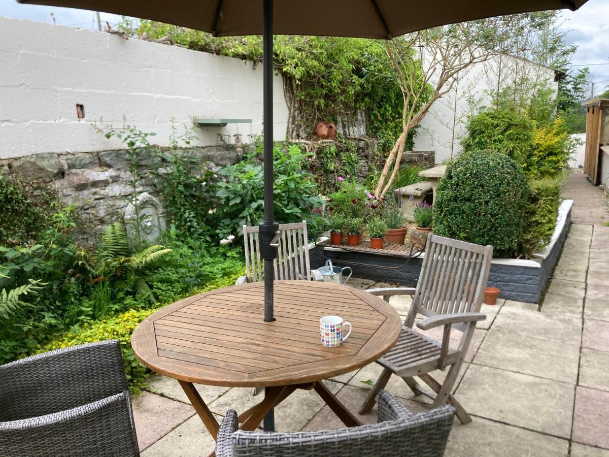 Bryntirion Farmhouse Apartment With Hot Tub Llanfair Caereinion ภายนอก รูปภาพ