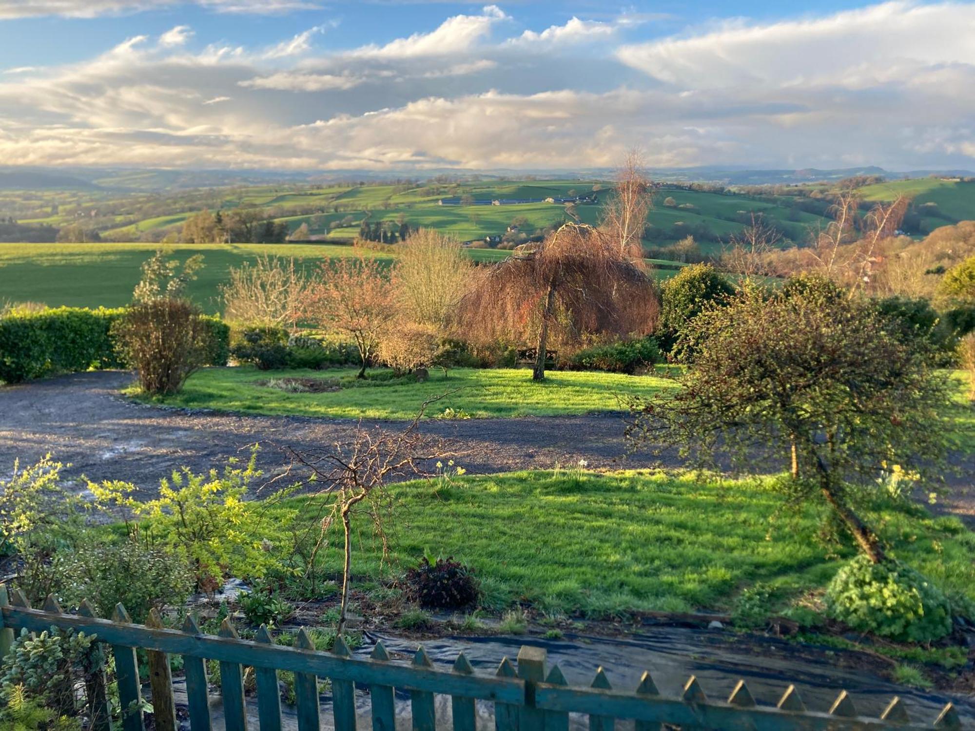 Bryntirion Farmhouse Apartment With Hot Tub Llanfair Caereinion ภายนอก รูปภาพ