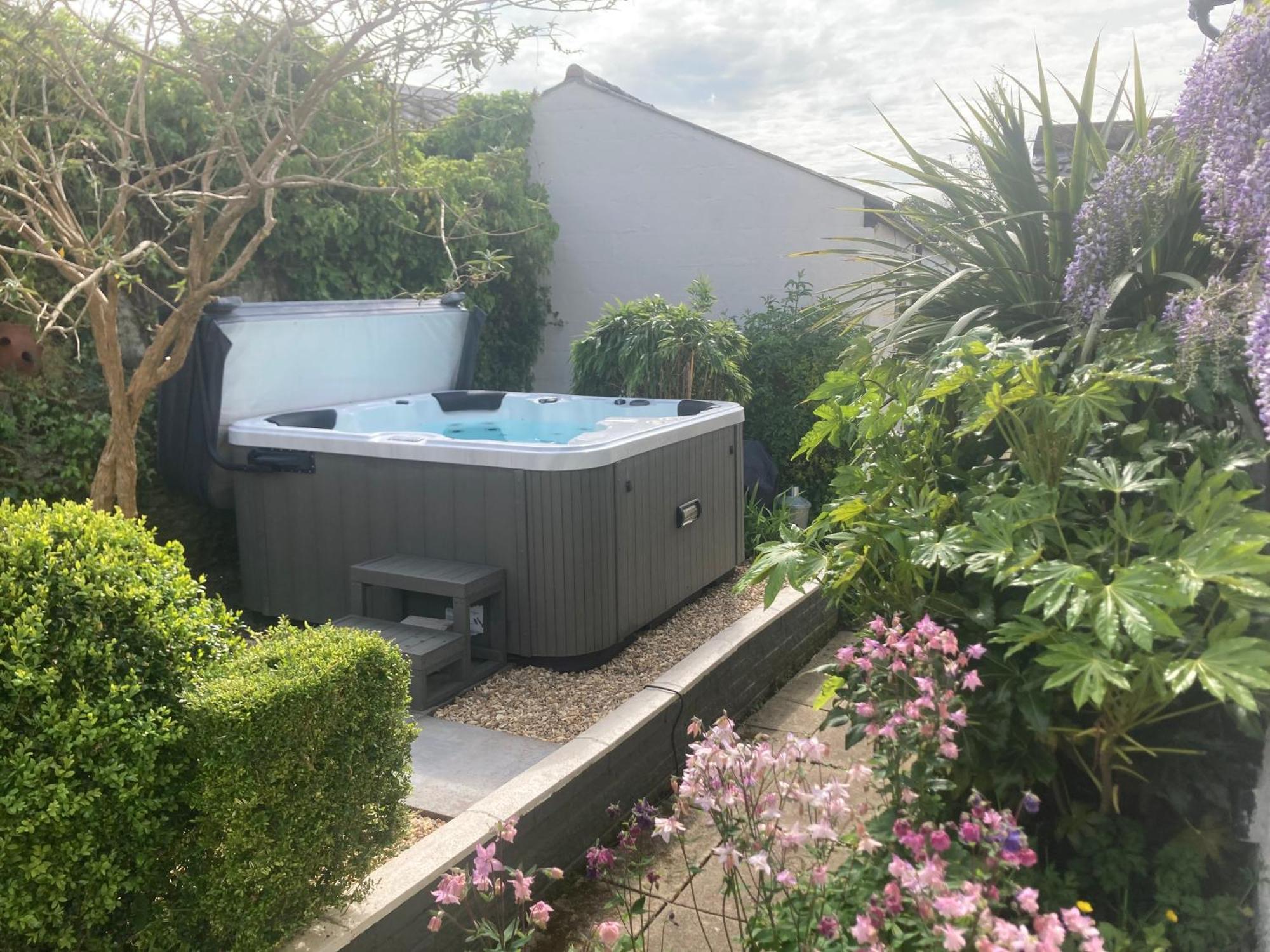 Bryntirion Farmhouse Apartment With Hot Tub Llanfair Caereinion ภายนอก รูปภาพ